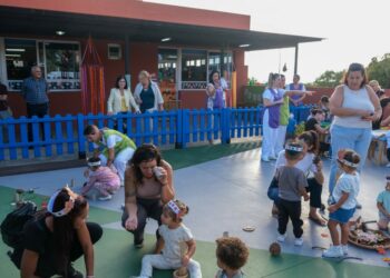 La alcaldesa, Carolina Darias, y la concejala de Educación, Nina Santana, en una visita a una de las Escuelas Infantiles Municipales de la ciudad