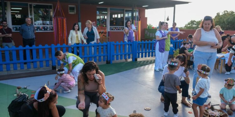 La alcaldesa, Carolina Darias, y la concejala de Educación, Nina Santana, en una visita a una de las Escuelas Infantiles Municipales de la ciudad