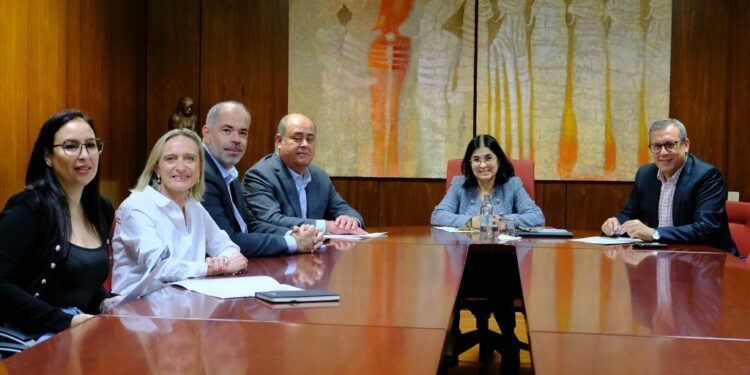 La alcaldesa Darias mantiene un encuentro con representantes de ASINCA y AEDICA