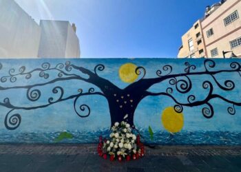 Los Cristianos recuerda con emoción a las víctimas del edificio Julián José en el noveno aniversario de su colapso