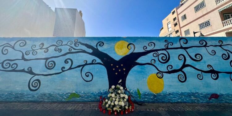 Los Cristianos recuerda con emoción a las víctimas del edificio Julián José en el noveno aniversario de su colapso