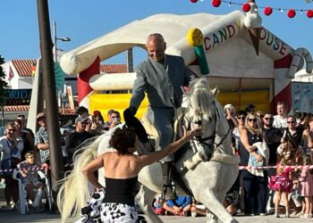 Caleta de Fuste se rinde a su espectáculo de Baile Ecuestre y Flamenco
