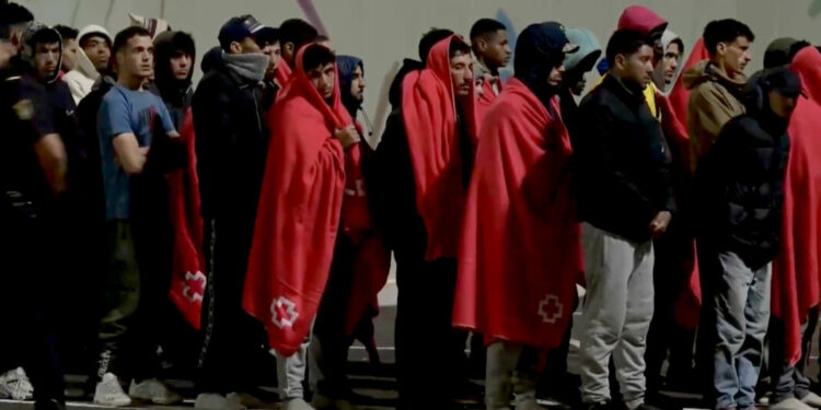 Desembarcan en Fuerteventura 120 personas rescatadas en dos embarcaciones