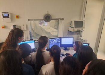 Más de 700 alumnos de 30 centros han participado este curso en el programa ‘Conoce tu Hospital’ del Doctor Negrín