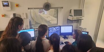 Más de 700 alumnos de 30 centros han participado este curso en el programa ‘Conoce tu Hospital’ del Doctor Negrín