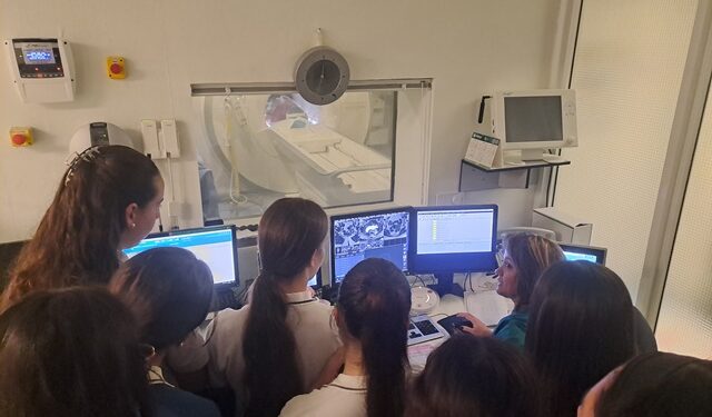 Más de 700 alumnos de 30 centros han participado este curso en el programa ‘Conoce tu Hospital’ del Doctor Negrín