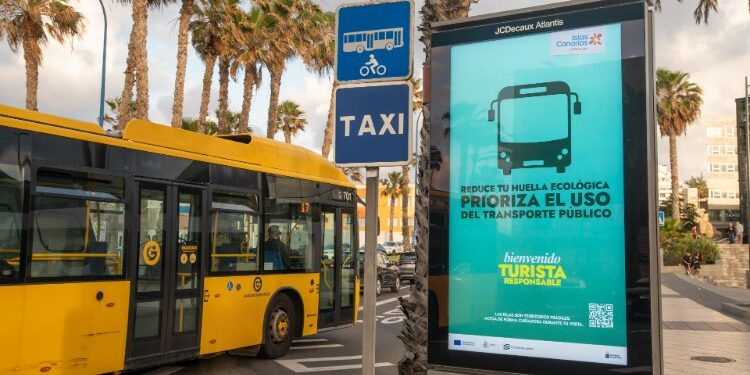 Mupi con uno de los mensajes para promover un turismo responsable