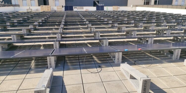 El Doctor Negrín trabaja en la instalación de 3.100 paneles fotovoltaicos dentro de su estrategia de sostenibilidad