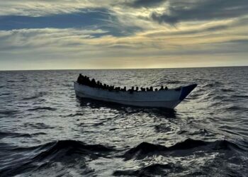 Salvamento rescata una nueva neumática con 50 subsaharianos y los traslada a Fuerteventura