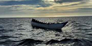 Salvamento rescata una nueva neumática con 50 subsaharianos y los traslada a Fuerteventura