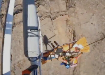 Un helicóptero del GES rescata a una mujer en una zona de difícil acceso en Tuineje