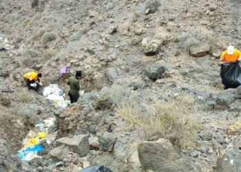 Las cuadrillas extraen del barranco de Río Cabras un contenedor de 5 metros cúbicos lleno de basuras sólo en la zona de Zurita