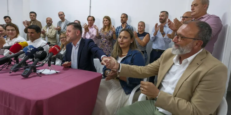 Veintidós concejales de Nueva Canarias dejan el partido para sumarse al proyecto de Teodoro Sosa