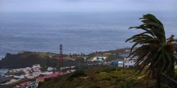 Educación suspende las clases presenciales este jueves en Tenerife, La Palma y La Graciosa ante la alerta máxima por vientos