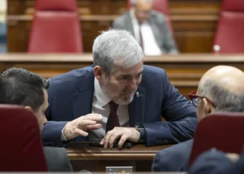 Clavijo pide al Parlamento unidad para plantear a la Unión Europea limitar la adquisición de viviendas a no residentes
