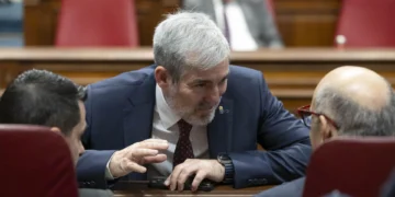 Clavijo pide al Parlamento unidad para plantear a la Unión Europea limitar la adquisición de viviendas a no residentes