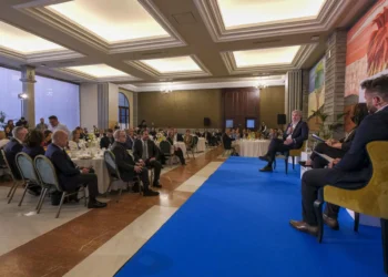 El Gobierno de Canarias llevará a la Comisión Europea su propósito de limitar y endurecer la residencia en las islas