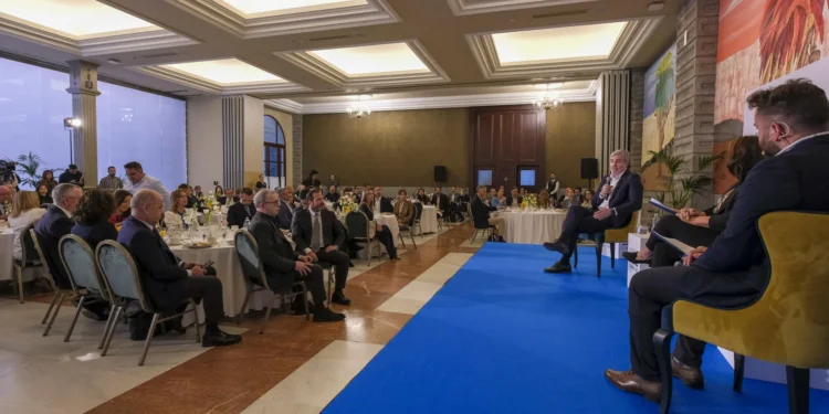 El Gobierno de Canarias llevará a la Comisión Europea su propósito de limitar y endurecer la residencia en las islas