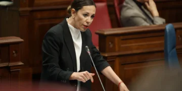 De León defiende los servicios mínimos y la oposición pregunta si es esencial hacer camas