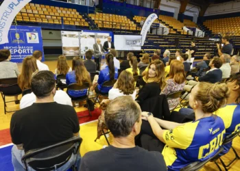 El Cabildo quiere que la afición se lleve a casa el parqué del Centro Insular de Deportes