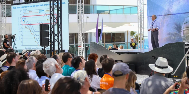 El Nobel Steven Chu llama a redefinir el término de riqueza y alejarlo del PIB