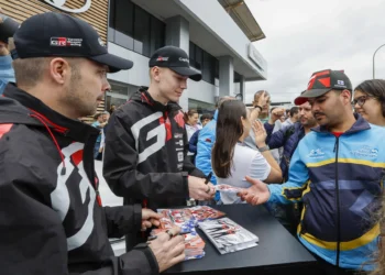 Los pilotos de Toyota Gazoo Racing se dan un baño de masas ante del ‘Islas Canarias’