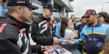 Los pilotos de Toyota Gazoo Racing se dan un baño de masas ante del ‘Islas Canarias’