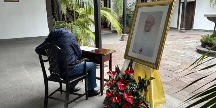El obispado de Canarias habilita un libro de condolencias por la muerte del papa Francisco