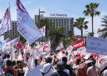 Miles de personas se manifiestan en el sur de Tenerife en apoyo de la huelga del sector turístico entre el asombro y el apoyo de los visitantes