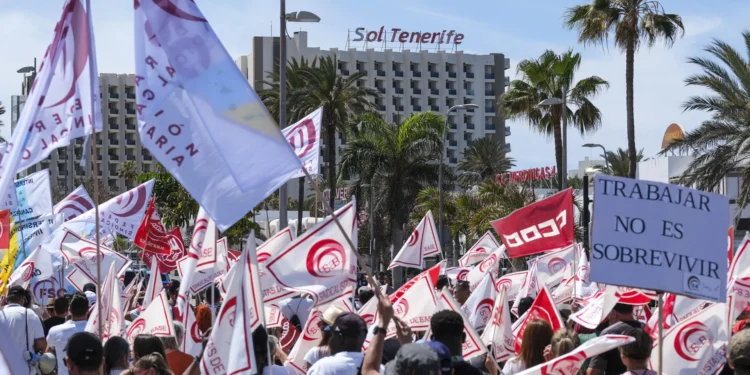 Miles de personas se manifiestan en el sur de Tenerife en apoyo de la huelga del sector turístico entre el asombro y el apoyo de los visitantes