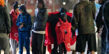 Un bebé de pocos meses, entre las 238 personas llegadas este domingo a Fuerteventura y El Hierro en cuatro embarcaciones