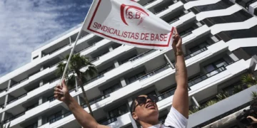 La huelga turística en Santa Cruz de Tenerife suma un apoyo del 70%, según los sindicatos, mientras la patronal no da cifras