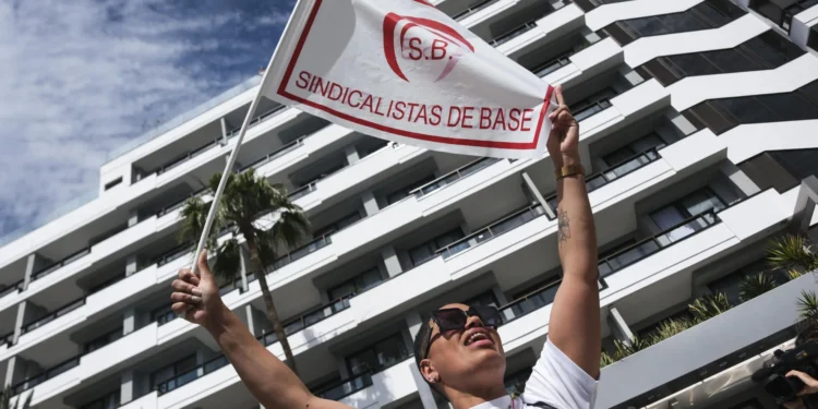 La huelga turística en Santa Cruz de Tenerife suma un apoyo del 70%, según los sindicatos, mientras la patronal no da cifras