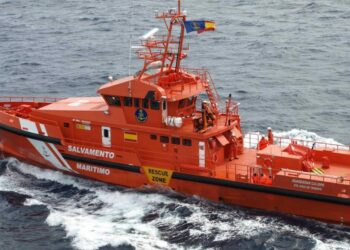 Salvamento desembarca en Puerto del Rosario a 55 personas a bordo de una neumática