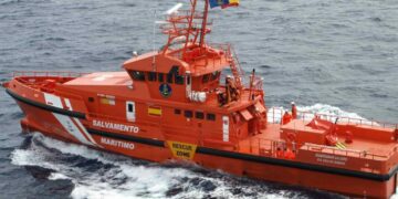 Salvamento desembarca en Puerto del Rosario a 55 personas a bordo de una neumática