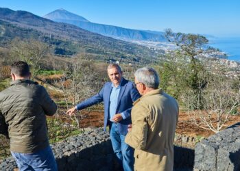 Valentín González en una visita a una explotación agrícola