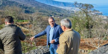 Valentín González en una visita a una explotación agrícola