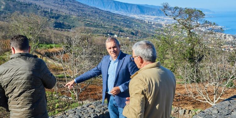 Valentín González en una visita a una explotación agrícola