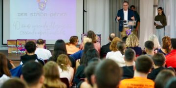 Poli Suárez destaca la convivencia y la inclusión como valores esenciales de la educación en el IES Simón Pérez