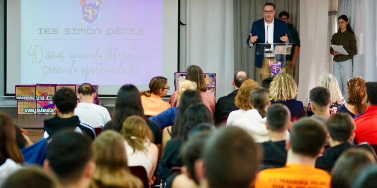 Poli Suárez destaca la convivencia y la inclusión como valores esenciales de la educación en el IES Simón Pérez