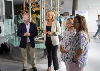 Esther Monzón asiste a una jornada de educación sanitaria para 300 estudiantes impartida por enfermeras del CHUIMI