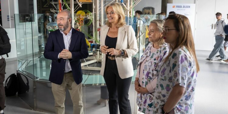 Esther Monzón asiste a una jornada de educación sanitaria para 300 estudiantes impartida por enfermeras del CHUIMI