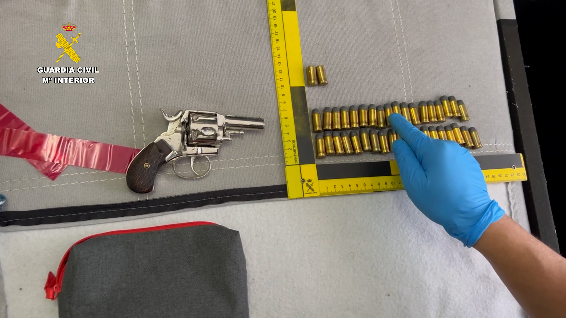 19-05-2025__armas_valencia01-1 Detenidas dos personas por la posesión de múltiples armas de fuego, cartuchería y armas blancas en Alfafar (Valencia)