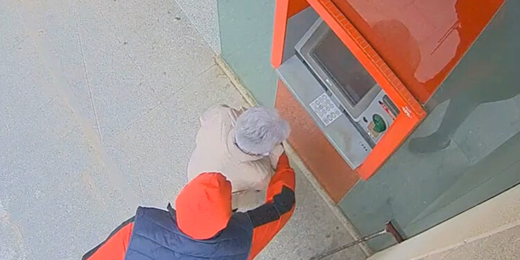 Detenido tras atracar a una mujer de 79 años cuando sacaba dinero en un cajero en Requena (Valencia)