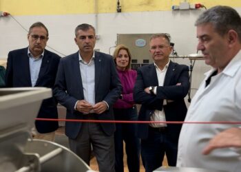 Manuel Domínguez muestra su apoyo al sector sidrero durante su visita a Valleseco