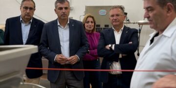 Manuel Domínguez muestra su apoyo al sector sidrero durante su visita a Valleseco