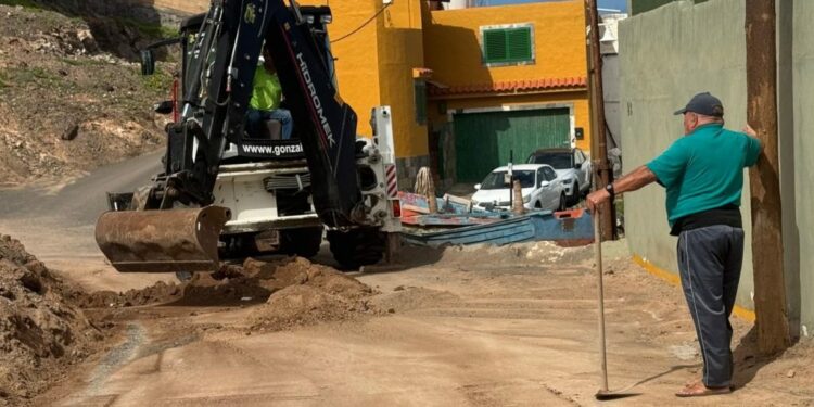 Acondicionamiento de una vía en Caleta tras las últimas lluvias notificada a través de la aplicación municipal