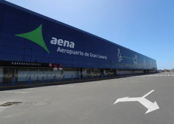 Un hombre armado que intentó robar a un taxista en el Aeropuerto de Gran Canaria muere abatido por la Policía