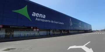 Un hombre armado que intentó robar a un taxista en el Aeropuerto de Gran Canaria muere abatido por la Policía