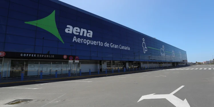 Un hombre armado que intentó robar a un taxista en el Aeropuerto de Gran Canaria muere abatido por la Policía